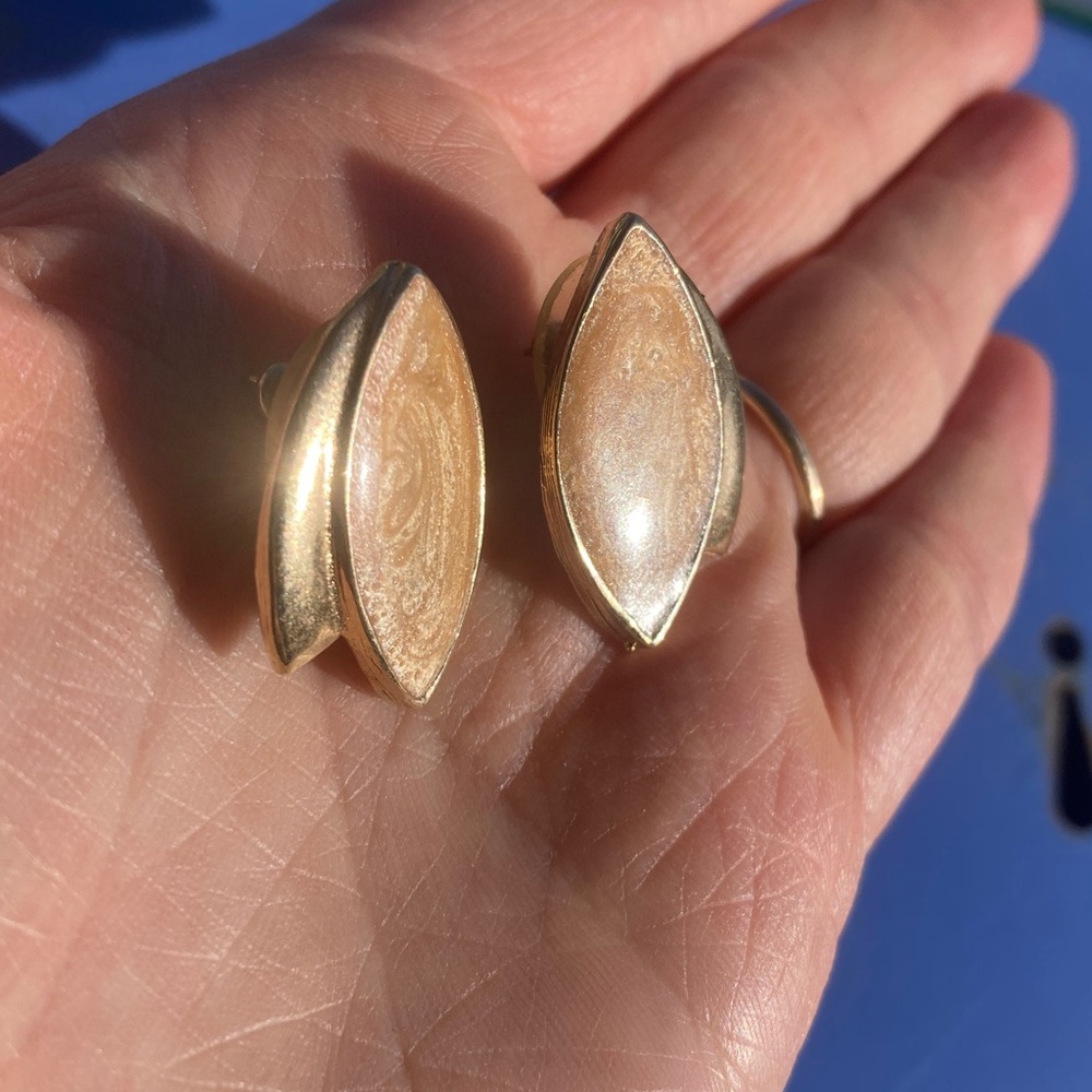 Vintage Gold-Toned Leaf Earrings - Picture 3 of 6